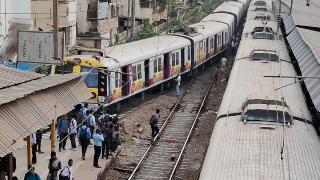 Coach of an empty local train derailed near Dombivli railway station disrupting services on the Mumbai Suburban Railway. Pic/Special Arrangement
